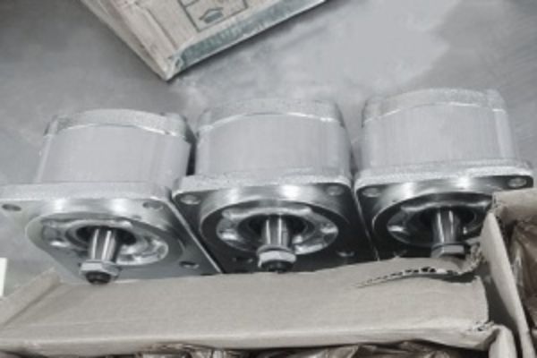 何為齒輪泵的困油現象，這一現象有什么危害，如何解決？